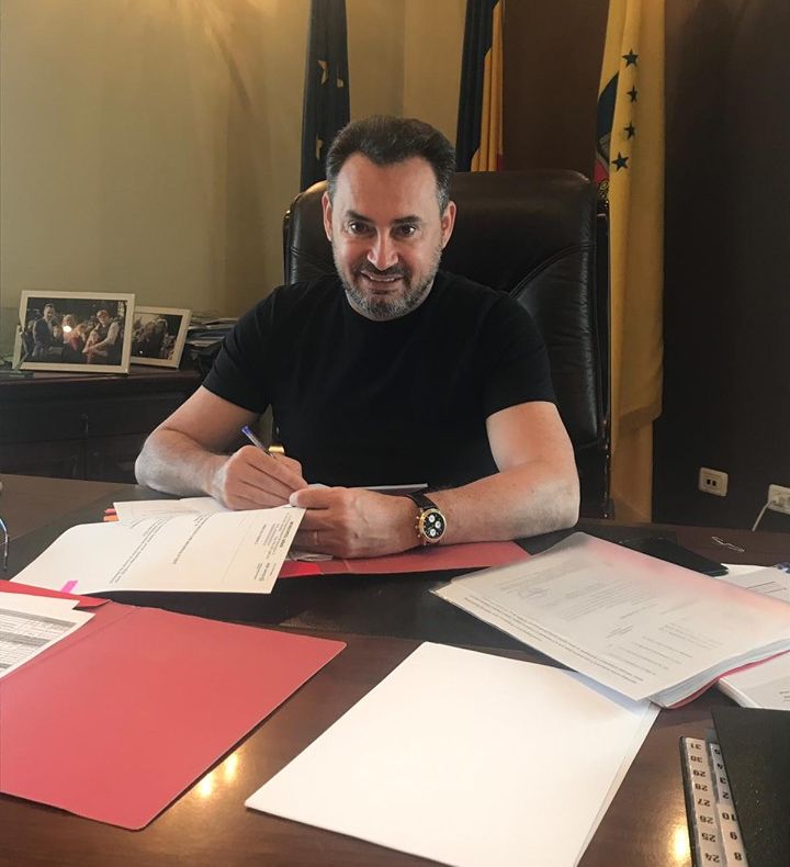 Arad: AUDIO Primarul municipiului Arad, Gheorghe Falcă, a semnat, joi, ultimele documente în calitate de edil-șef, după 15 ani de mandat. Ce urmează vineri