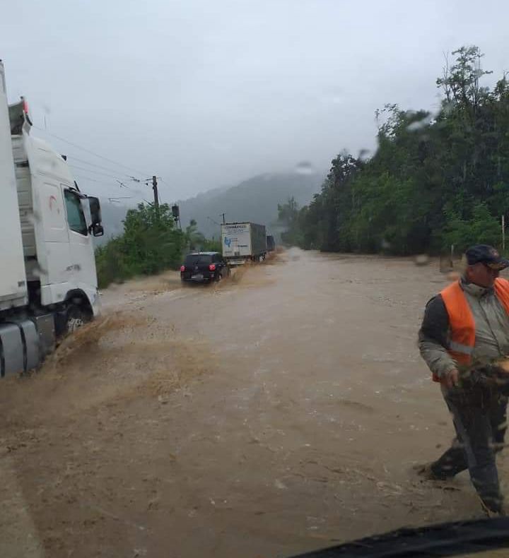 Arad: FOTO VIDEO Circulație blocată pe DN7, în județul Arad. Carosabilul, acoperit cu 20 de cm de apă și aluviuni