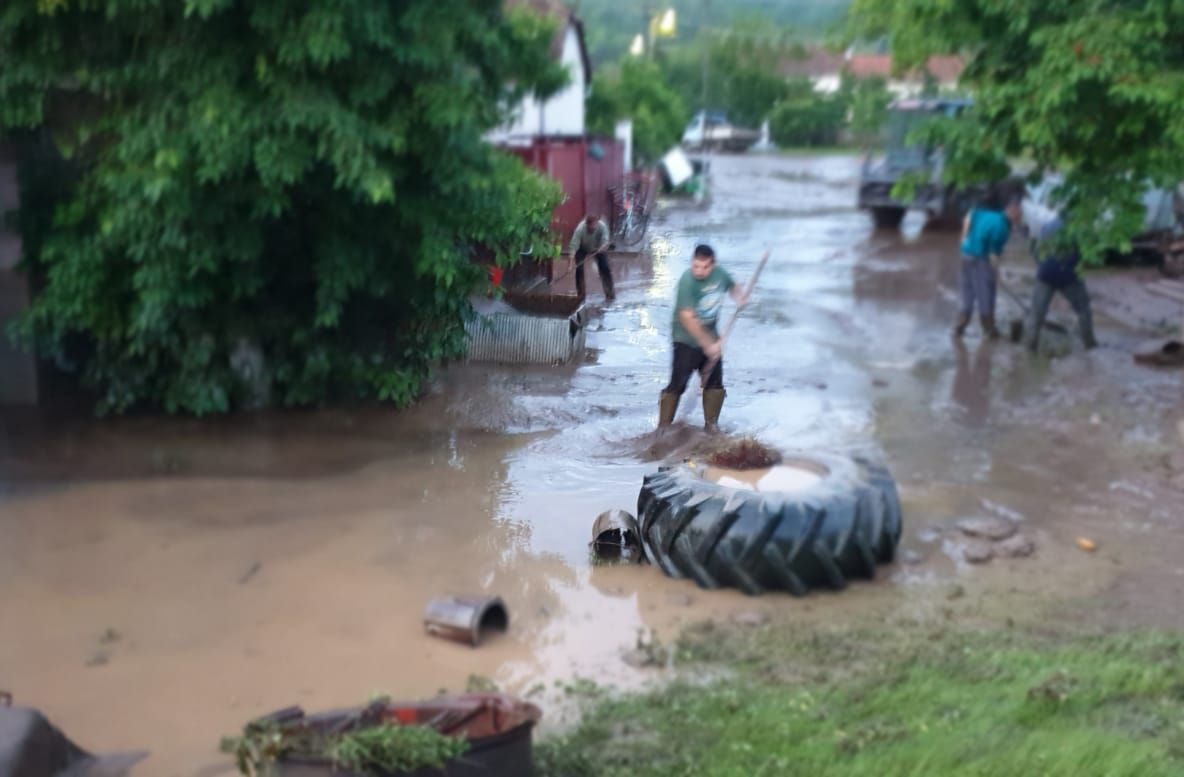 Arad: AUDIO Peste 100 de case și gospodării, inundate în Arad. Mașini, luate de viitură. Mobilizare maximă a pompierilor din tot județul. 5 coduri portocalii în câteva ore