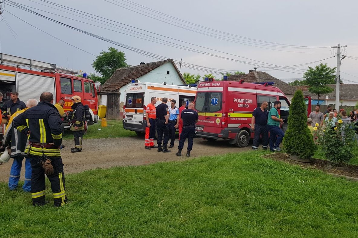 Arad: O fetiță de 2 ani, grav rănită într-un incendiu care i-a cuprins casa