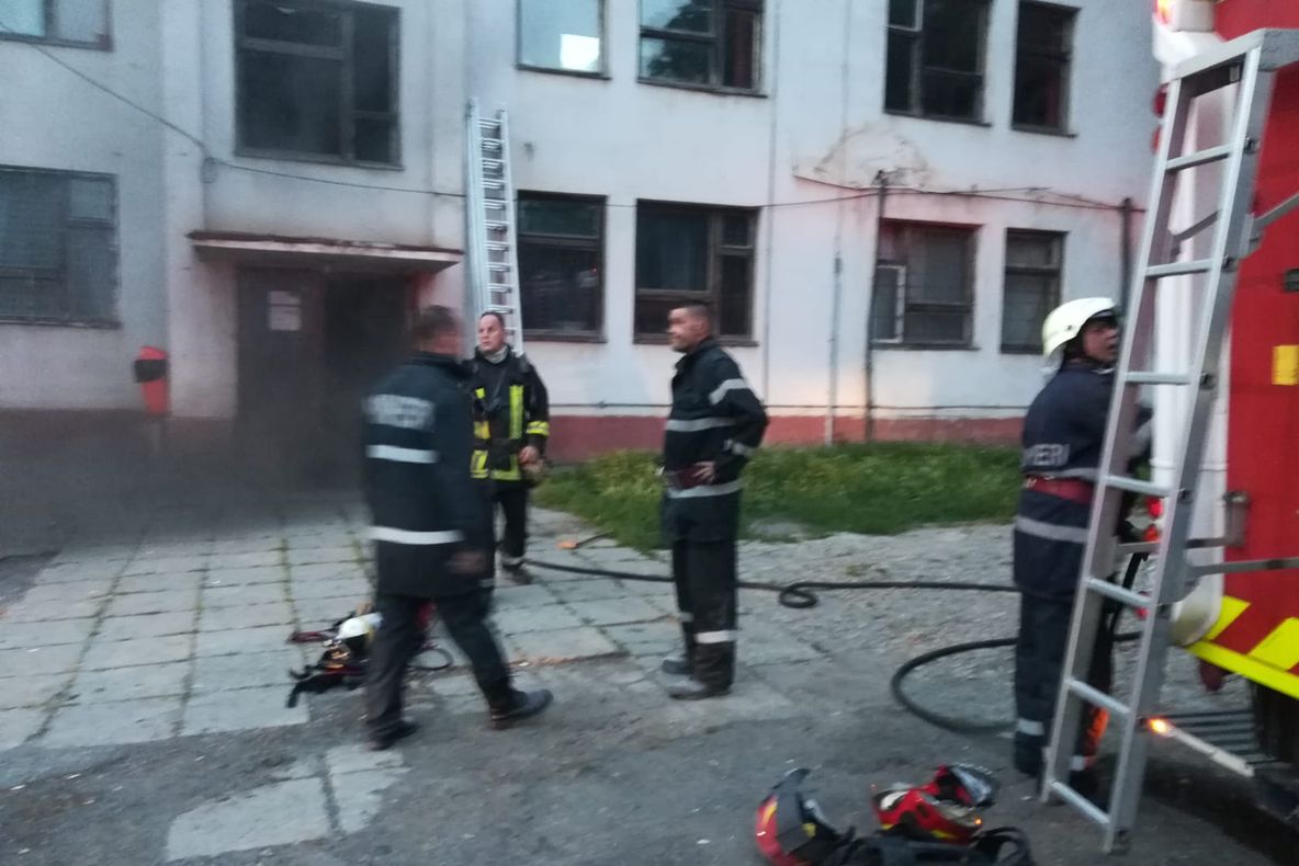 Arad: AUDIO Panică într-un mare cămin de muncitori din zona centrală a Aradului. Circa 25 de muncitori, autoevacuați după ce clădirea s-a umplut de fum din cauza unui incendiu