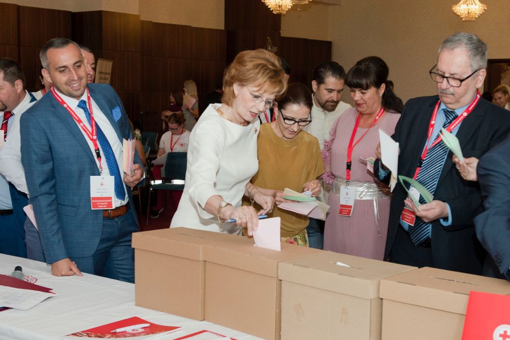 Arad: 2 medici din Arad, care sunt frați, în conducerea centrală a Crucii Roșii Române, condusă de către Majestatea Sa Margareta