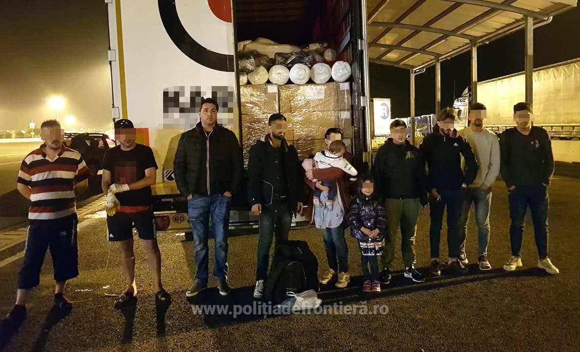 Arad: 9 migranți, cu vârste cuprinse între 8 luni și 37 de ani, descoperiți într-un TIR, la frontiera de pe autostrada Nădlac-Arad