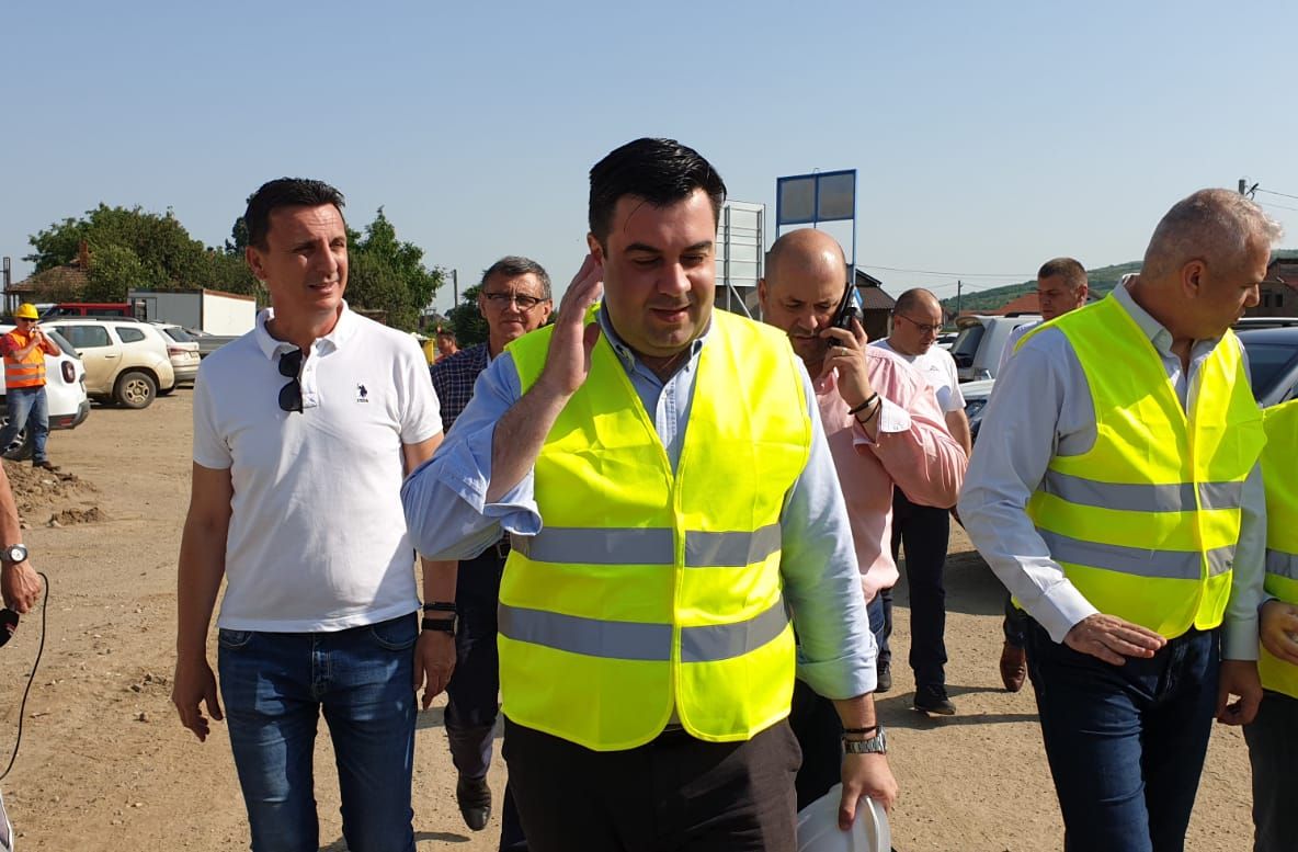 Arad: VIDEO Ministrul Transporturilor, Răzvan Cuc, acuză constructorul liniei ferate Curtici - Simeria că nu-şi plăteşte subcontractorii români. Se vor lua măsuri