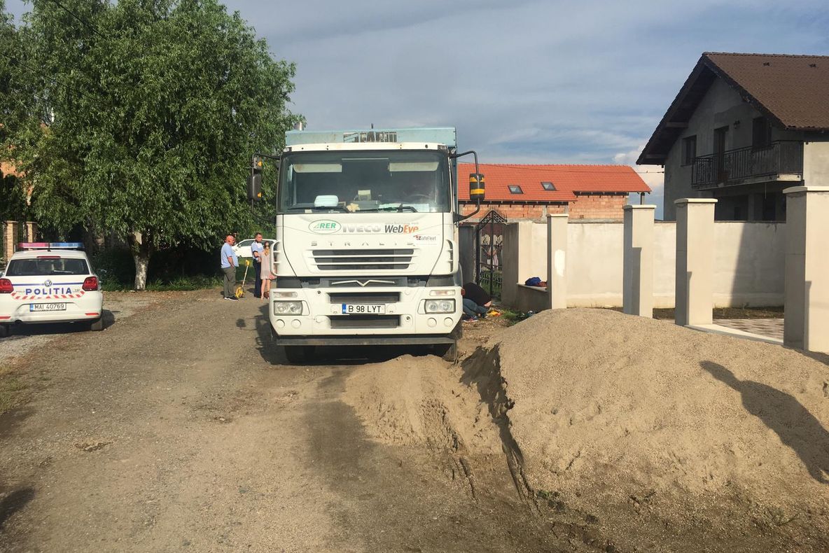 Arad: AUDIO Un bărbat, care lucra pe mașina de colectat gunoiul, a murit, după ce vehiculul a trecut peste el