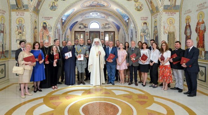 Arad: Directorul Bibliotecii Județene "A.D. Xenopol" din Arad, dr. Doru Sinaci, distins de către Patriahul României Daniel. Este singura persoană din vestul țării care a primit disctinția