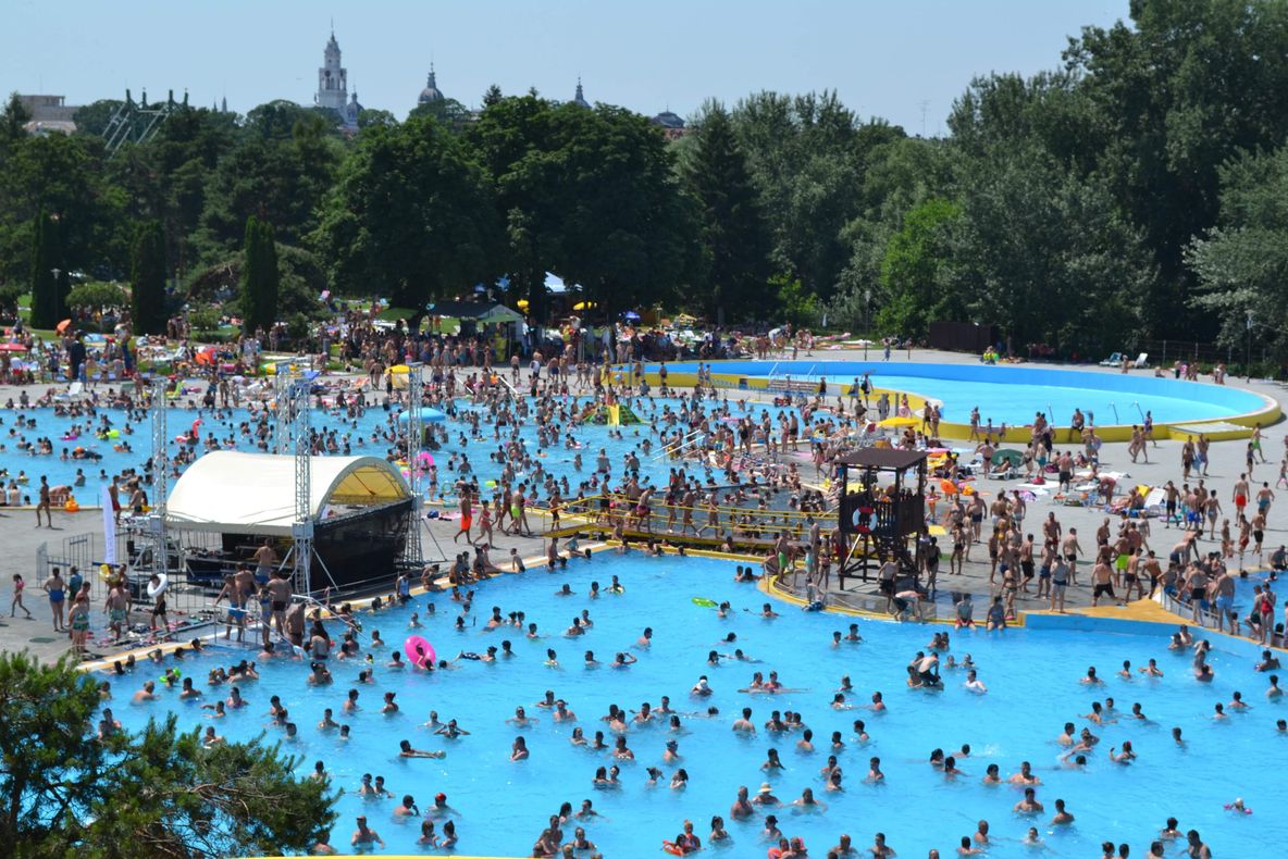 Arad: AUDIO Accident pe Ștrandul "Neptun" din Arad. Un băiat de 18 ani, care a leșinat după ce s-a lovit pe tobogan de un alt tânăr, a ajuns la spital