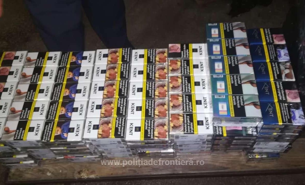 Arad: Autocar încărcat cu țigări de contrabandă pentru vestul Europei, descoperit în județul Arad, la frontiera cu Ungaria