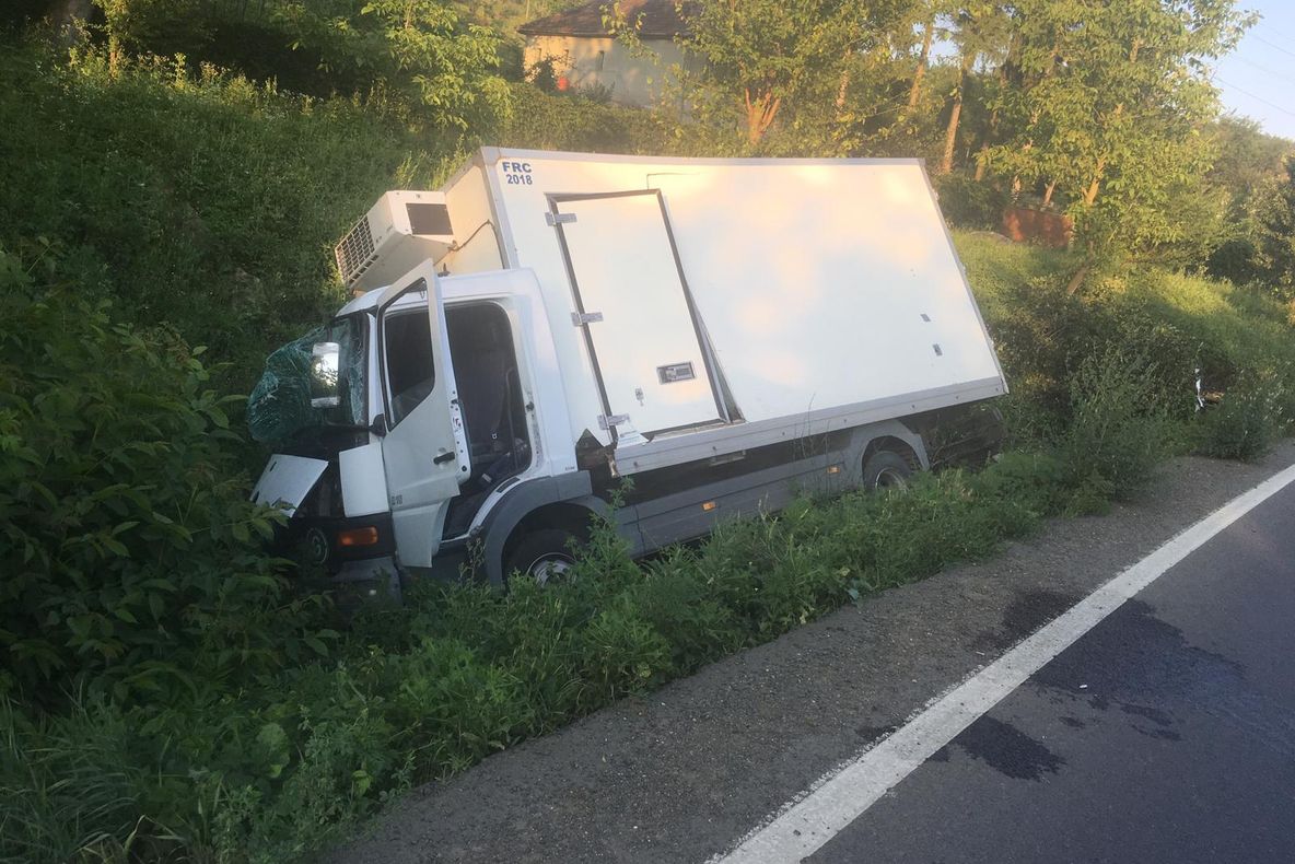 Arad: Un bărbat s-a rusturnat cu camioneta în șanț, de beat ce era