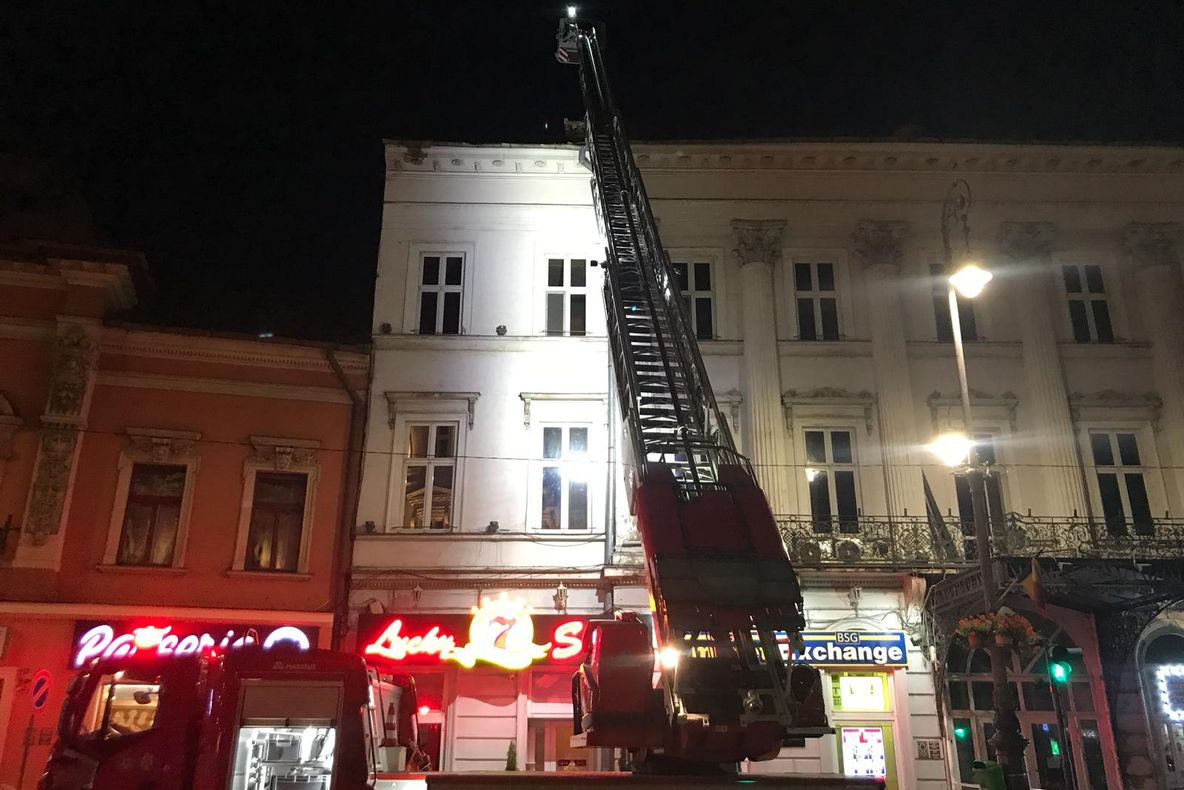 Arad: Bucăți de pe un celebru hotel din centrul Aradului, în care au cântat marii compozitori ai vremii, s-au prăbușit. Misiunea pompierilor, dificilă și complicată
