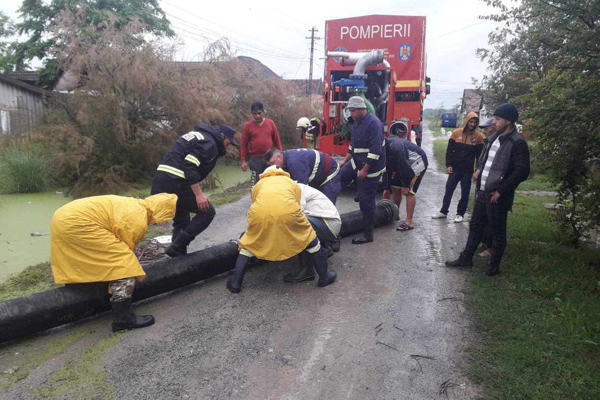 Arad: FOTO Pompierii au reluat misiunile pentru inundațiile din mai multe localități din județul Arad