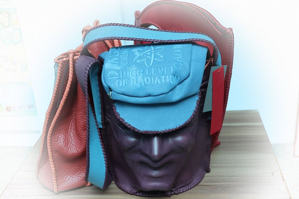 Arad: Expoziții inedite cu genți hand-made și tablouri, la Consiliul Județean Arad