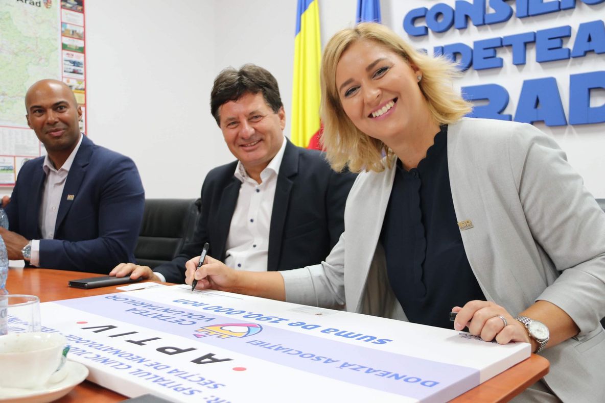Arad: AUDIO Încă un investitor mare din Arad, distins cu distincția de merit și medalia "Crucea Centenar". Compania APTIV a donat 190.000 lei Spitalului Județean. Ce s-a făcut cu banii
