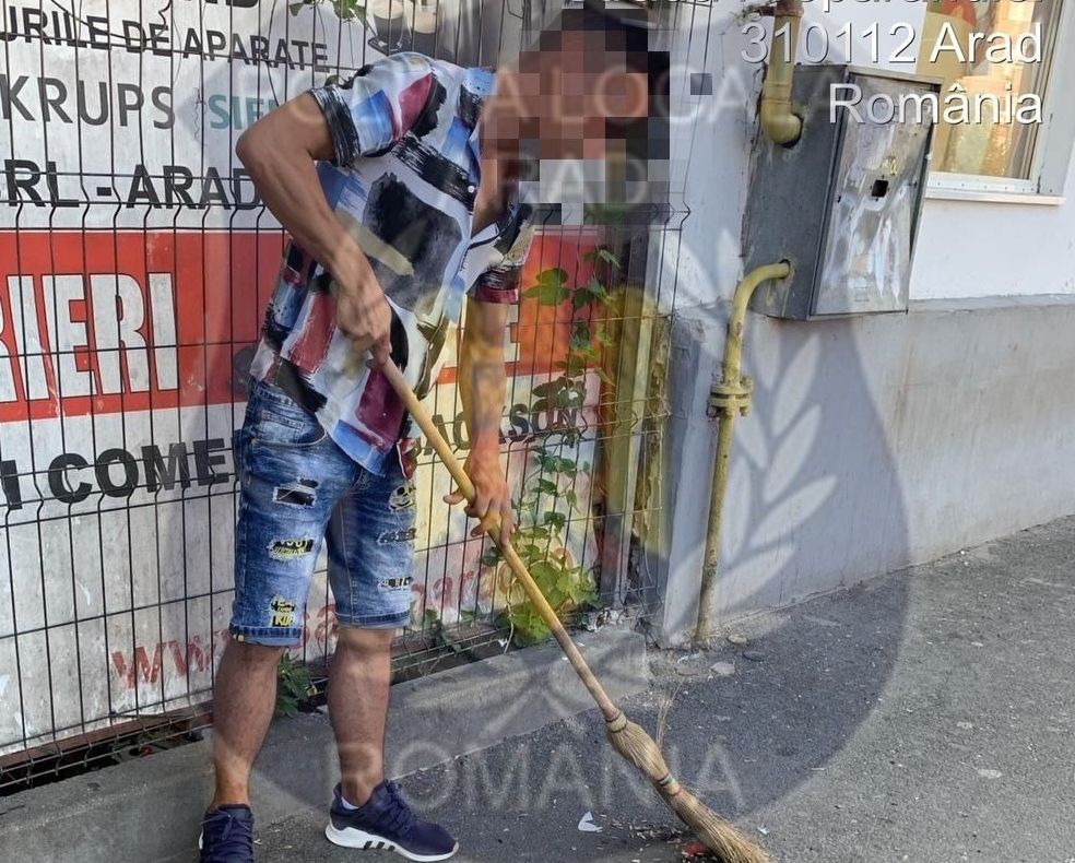 Arad: Bărbat, amendat cu 1.501 lei și pus să curețe zona, după ce a aruncat pe jos coji de semințe