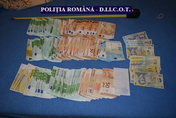 Arad: Țigări decontrabandă, bani, cartușe și o armă de foc, confiscate la perchezițiile pe care polițiștii și procurorii DIICOT le-au efectuat la traficanți de țigări din vestul țării. Prejudiciul, circa 1.670.000 de lei. 8 persoane, reținute