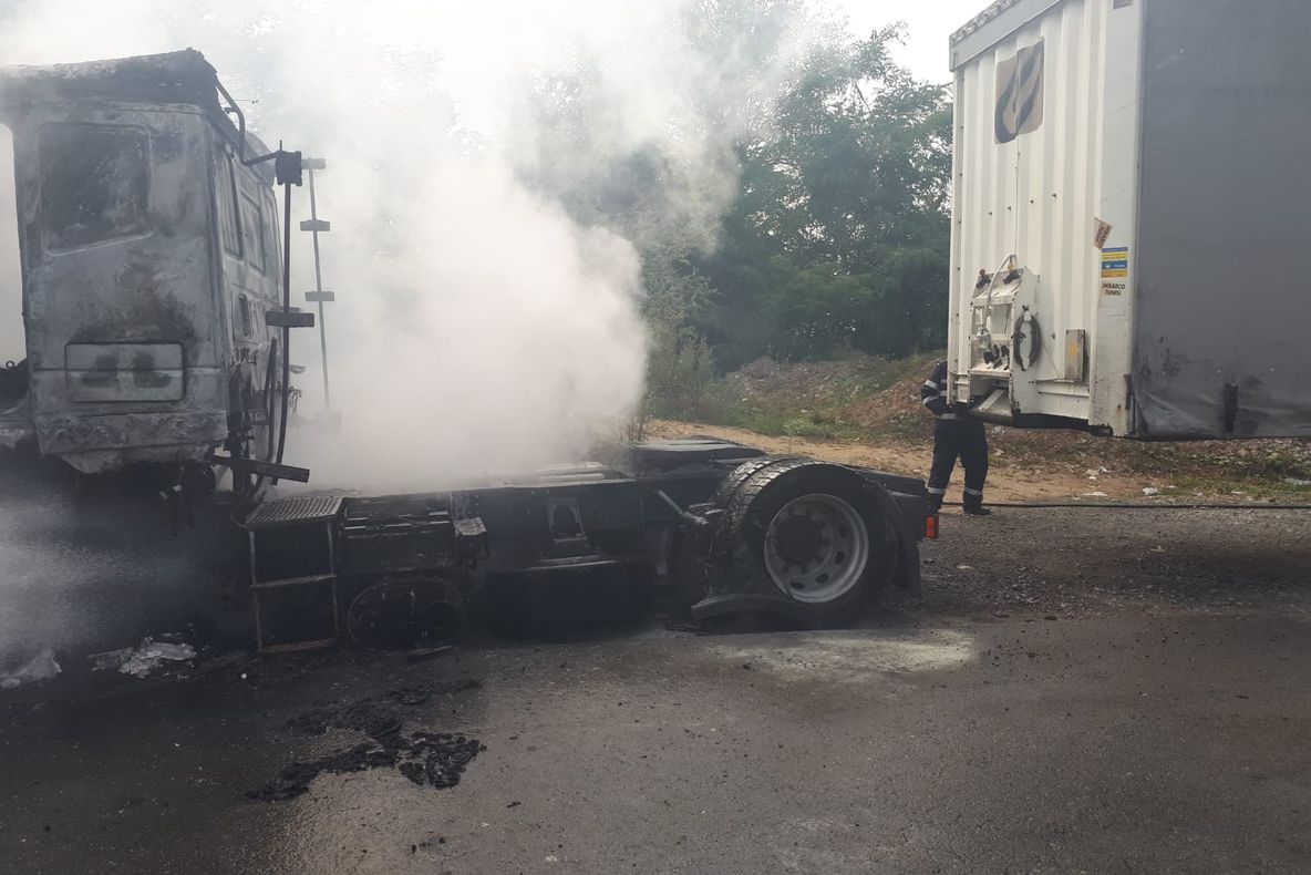 Arad: AUDIO Un puternic incendiu a cuprins un TIR, care transporta hârtie. Intervenția pompierilor, dificilă din cauza drumului montan pe care s-a produs incendiul