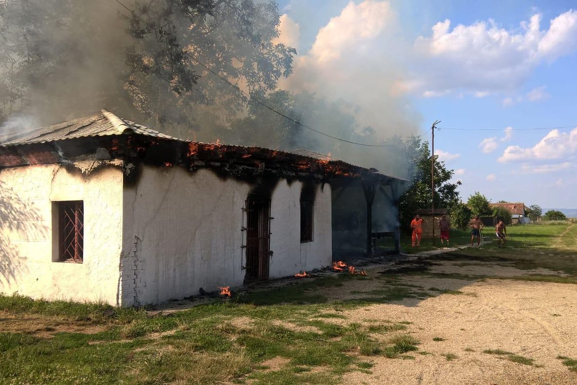 Arad: AUDIO Incendiu la o clădire ce aparține unui stadion de fotbal din Arad
