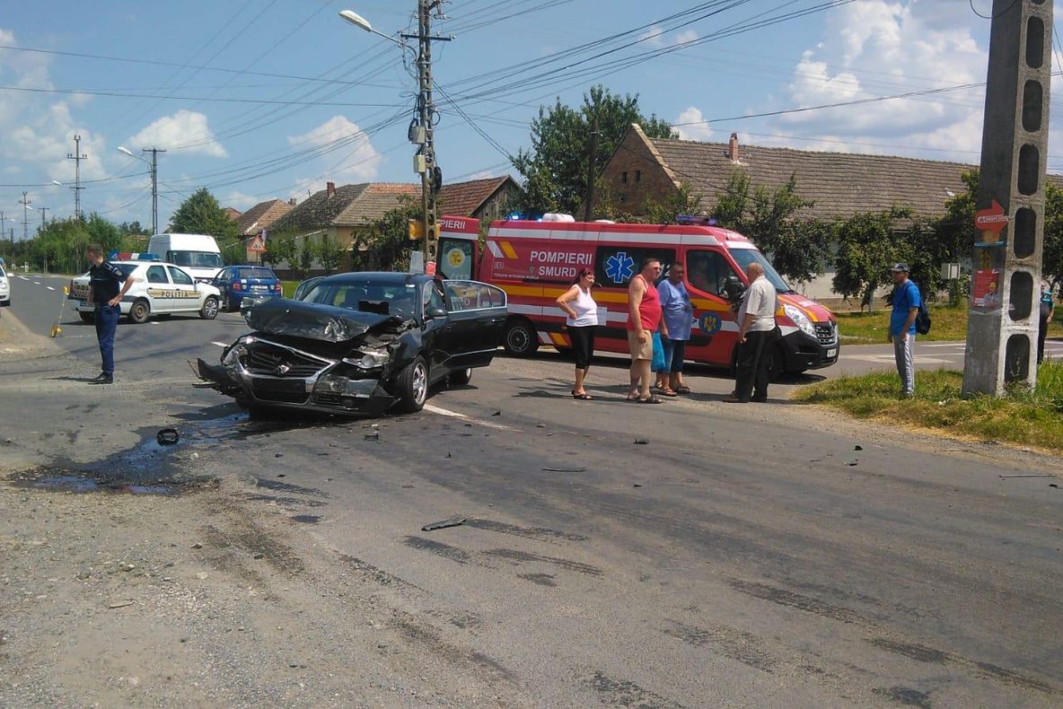 Arad: Accident în care au fost implicate 2 mașini cu 5 persoane, dintre care una a ajuns la spital, în județul Arad
