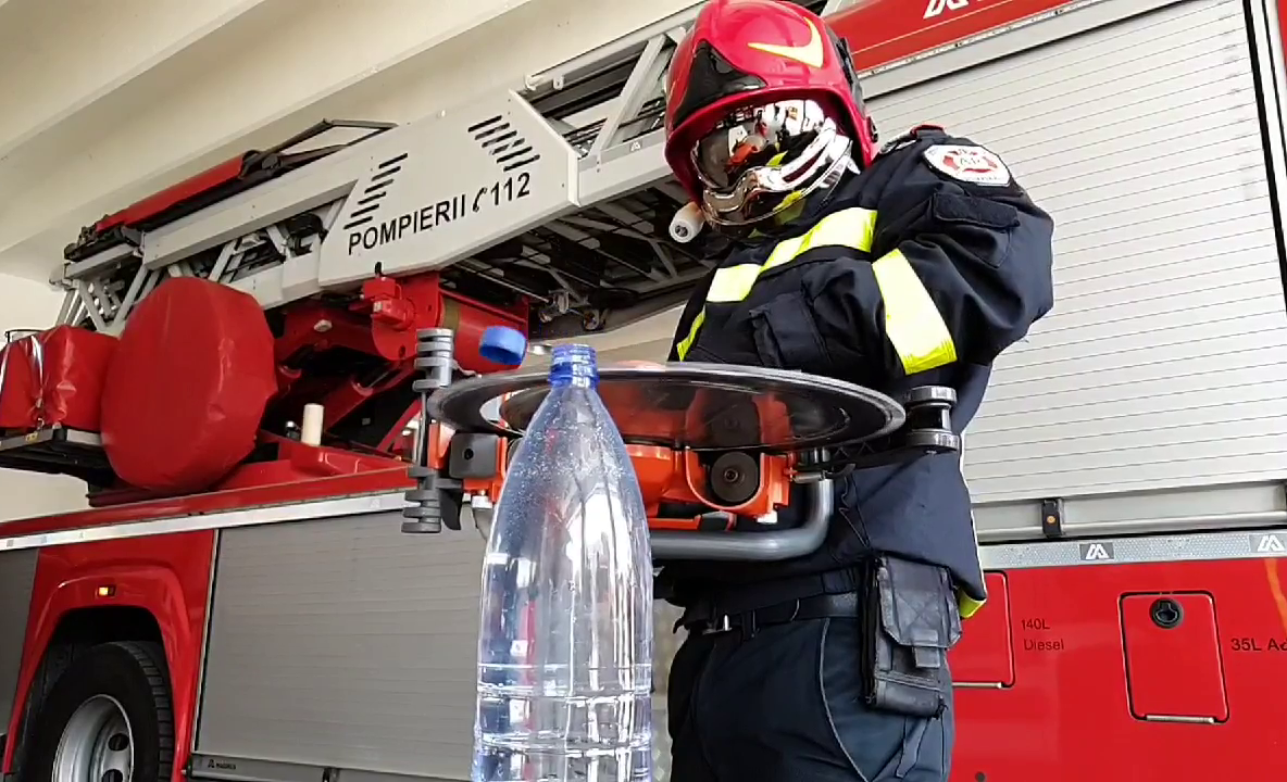 Arad: AUDIO FOTO VIDEO Măiestrie dusă la maxim. Un pompier din Arad face senzație, deschizând o sticlă cu motofierăstrăul. A câștigat #bottlecapchallenge