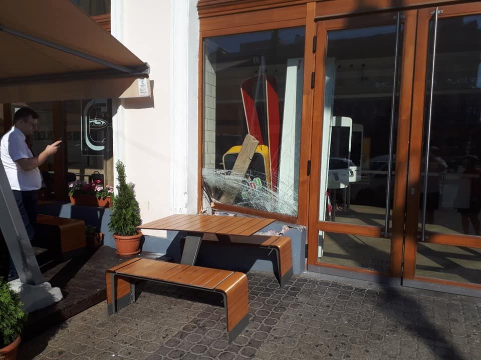 Arad: Un bărbat de 80 de ani a intrat cu mașina în vitrina restaurantului McDonald's din Arad. A încurcat frâna cu accelerația