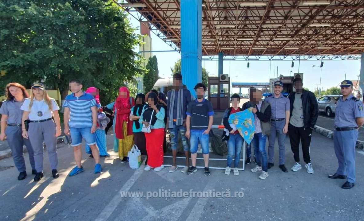Arad: AUDIO VIDEO FOTO 18 migranți, cu vârste cuprinse între 3 luni și 45 de ani, descoperiți pe câmp, în Arad, la granița cu Ungaria. O călăuză din Serbia, cercetată