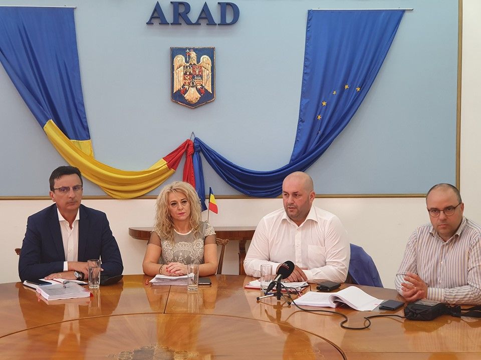 Arad: Continuă scandalul pe gunoi, iar deșeurile menajere rămân tot necolectate, în 24 de localități din Arad