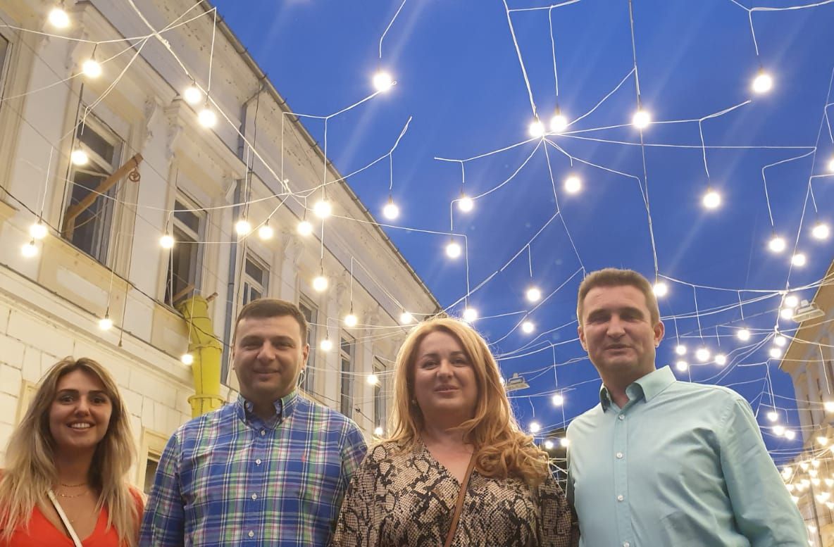 Arad: AUDIO FOTO VIDEO Aradul are o nouă stradă pietonală, cu o impresionată boltă de lumină formată din 1.500 de becuri