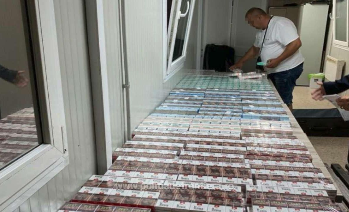 Arad: Circa 2.000 de pachete cu țigări de contrabandă, descoperite într-un autocar, de către polițiștii de frontieră de pe autostrada Nădlac-Arad