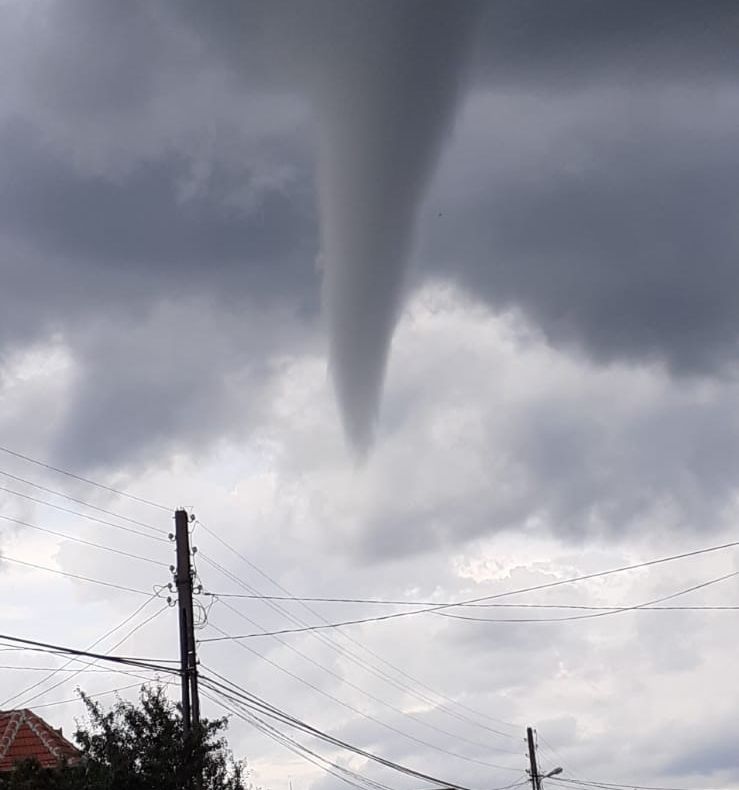 Arad: AUDIO FOTO VIDEO Clădiri avariate și copaci rupți, printre urmările mini-tornadei care s-a abătut asupra comunei Craiva, din județul Arad