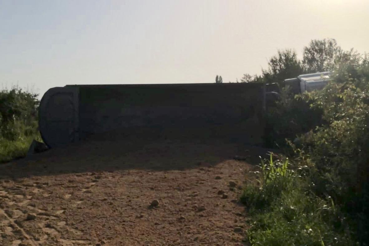 Arad: Camion încărcat cu piatră, răsturnat pe un drum din județul Arad