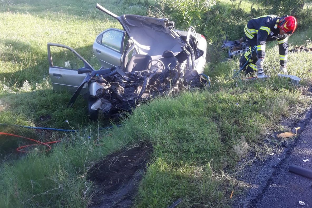 Arad: Un bărbat mort și două persoane rănite, pe DN7 79 Arad-Oradea, după ce o mașină a intrat din plin într-un TIR ce transporta o combină agricolă