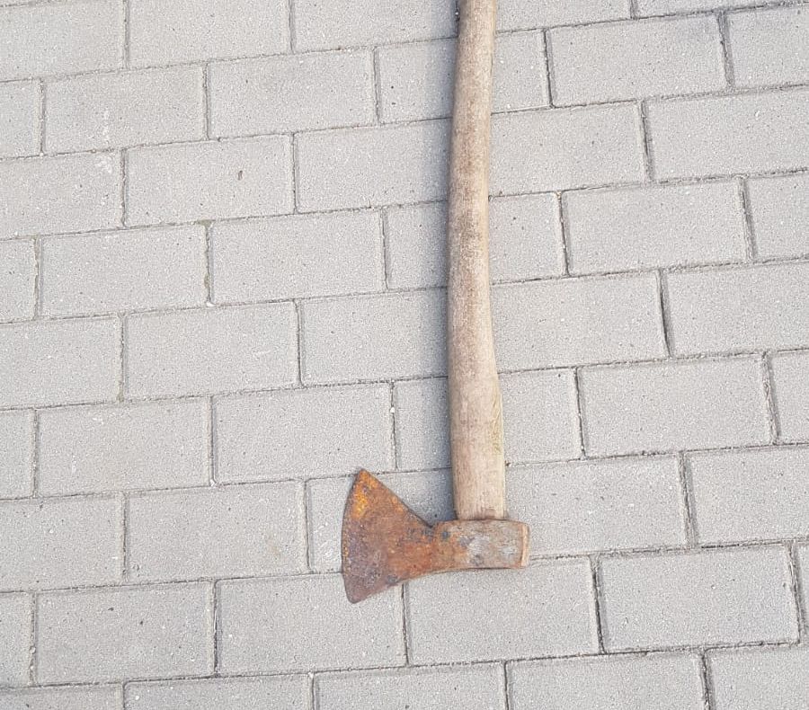 Arad: AUDIO Bărbat din Arad, cercetat după ce a spart cu toporul un aparat de jocuri de noroc. Motivul