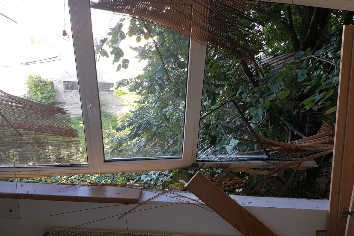 Arad: Femeia de 31 de ani, rănită în explozia de la Arad, transportată la Spitalul de Arși din București