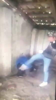 Arad: AUDIO Anchetă a Poliției din Arad, după ce pe Facebook a apărut un filmulet în care un minor este bătut cu pumnii și picioarele de către un alt minor