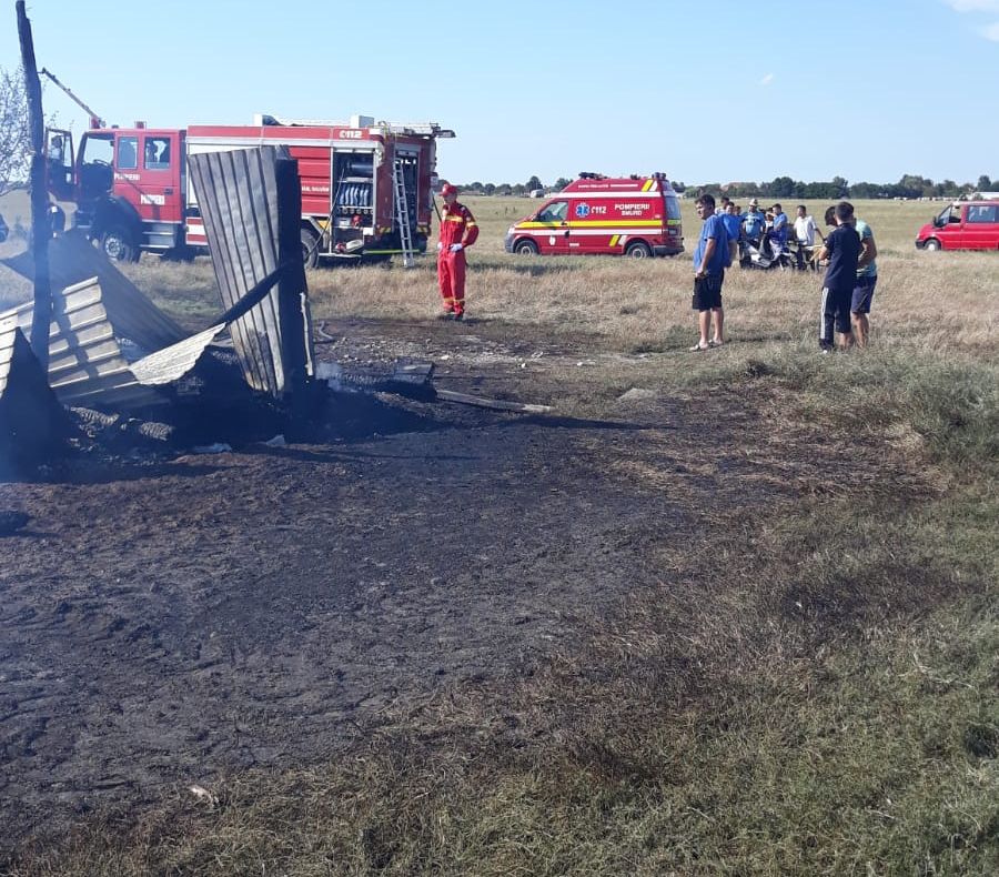 Arad: AUDIO 24 de animale au murit într-un puternic incendiu, care a cuprins un saivan improvizat în mijlocul unui câmp din județul Arad. Accesul pompierilor, extrem de dificil