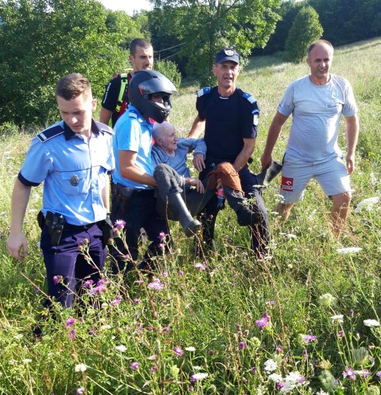 Arad: AUDIO FOTO Bărbat de 86 de ani, deshitratat, rătăcit și căzut în vegetație înaltă de 1 metru, într-o zonă montană, găsit de către salvatori în viață. "Era fericit că..."