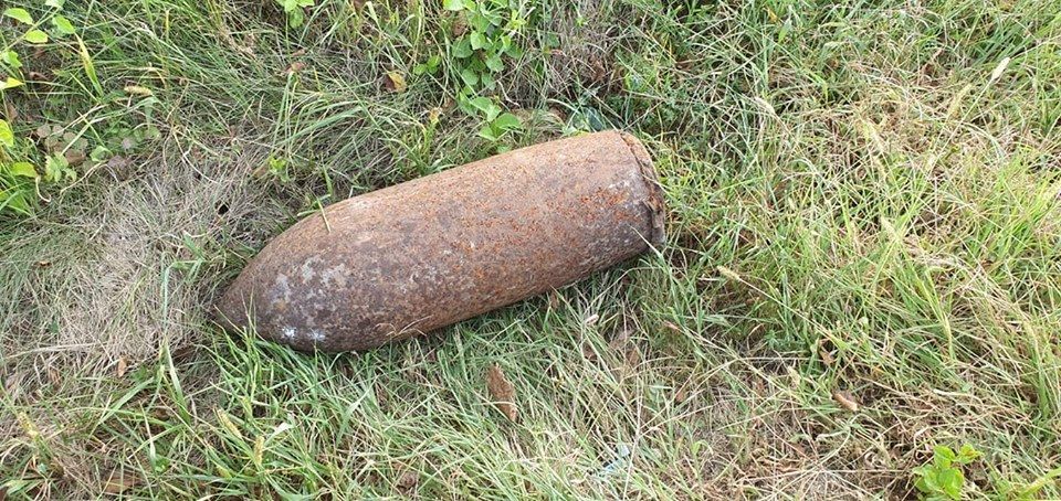Arad: AUDIO Măsuri speciale în județul Arad, după ce la marginea unui drum circulat a fost descoperită aruncată o bombă de aviație de 50 de kg, transportată cu bicileta