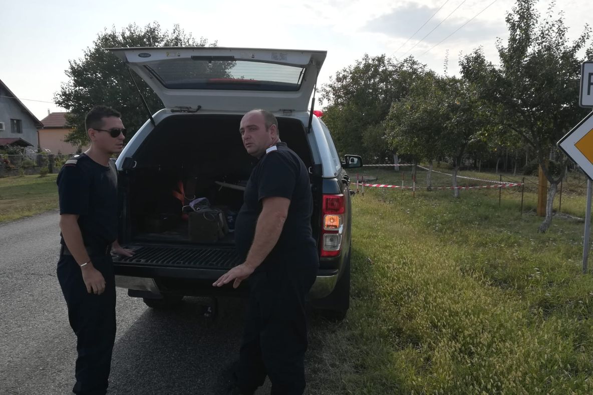 Arad: FOTO Ce se întâmplă cu bomba de aviație de 50 de kg, descoperită aruncată la marginea unui drum circulat din județul Arad