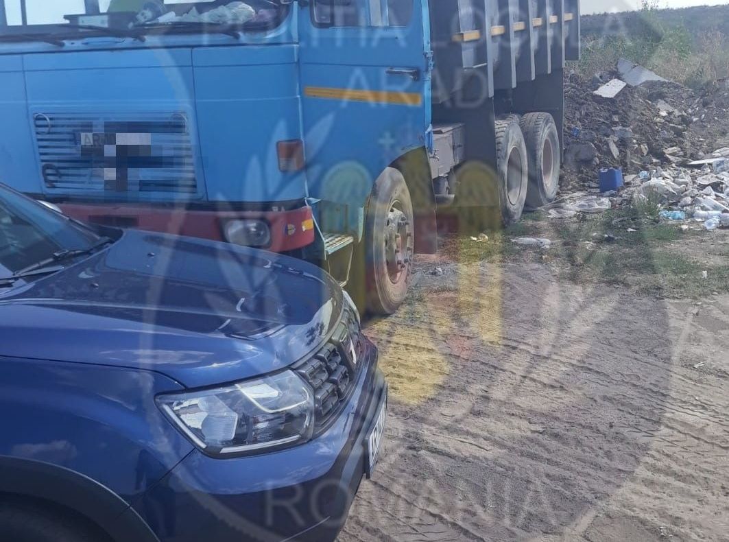 Arad: Bărbat amendat, după ce a golit un camion de deșeuri la marginea șoselei de centură