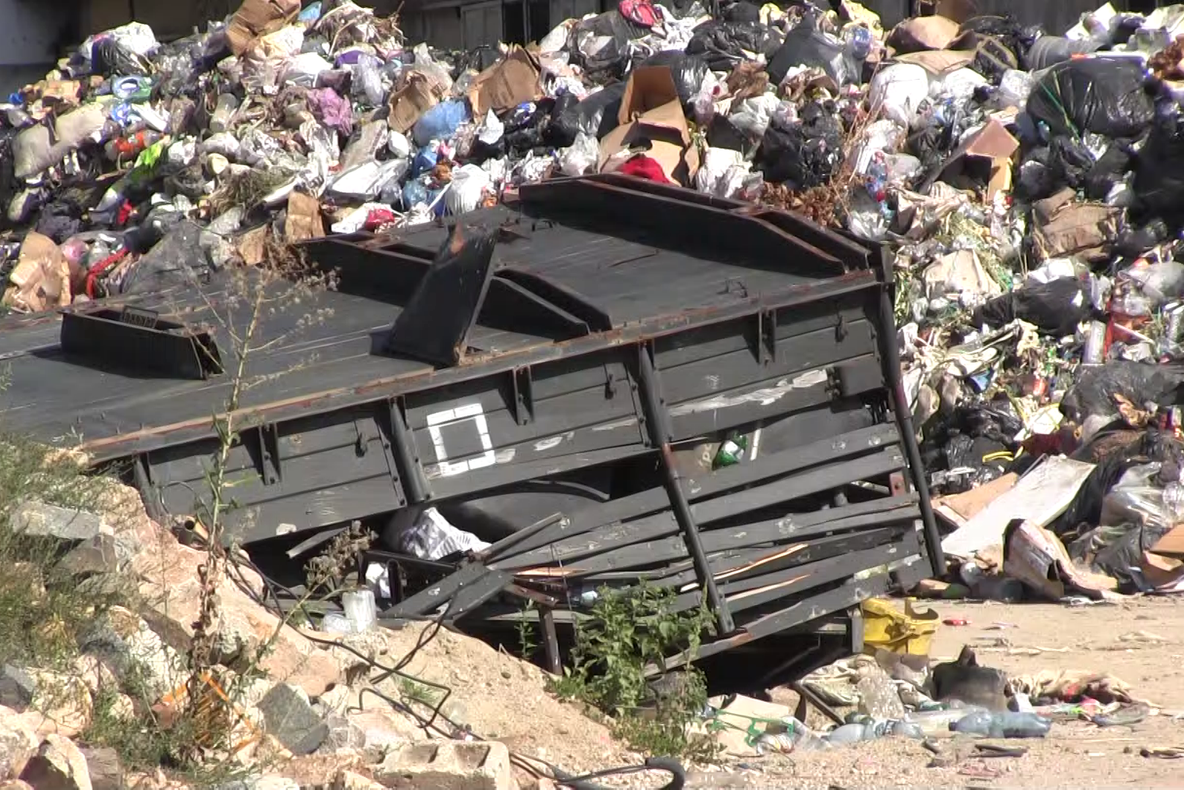 Arad: AUDIO DSP Arad a luat primele măsuri în cazul gropii de gunoi improvizate lângă casele oamenilor: interzice primăriei să mai depună deșeuri. Ce alte măsuri impun medicii