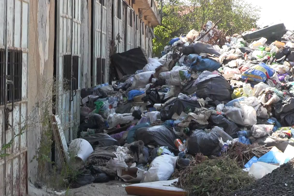 Arad: AUDIO Ce se întâmplă cu deșeurile menajere din orașul care în care câteva sute de tone de gunoaie au fost depozitate într-o fostă unitate militară 