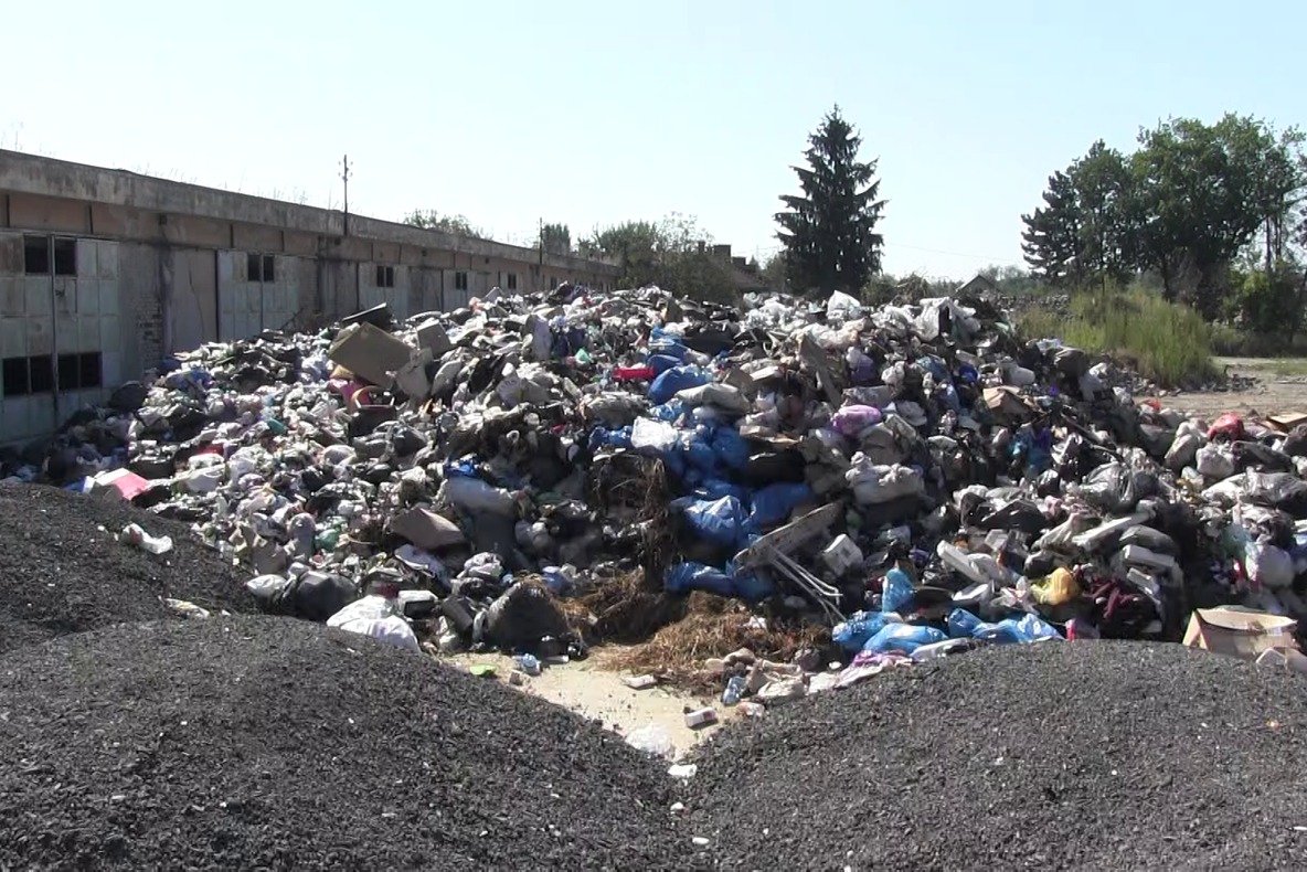 Arad: AUDIO FOTO VIDEO O unitate militară dezafectată, una dintre cele 2 foste școli de subofițeri din România, a ajuns o groapă de gunoi. La propriu. Motivele