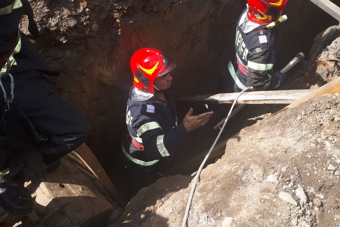 Arad: AUDIO Misiunea pompierilor din Arad de a scoate un bărbat de sub pământ continuă de mai bine de 3 ore