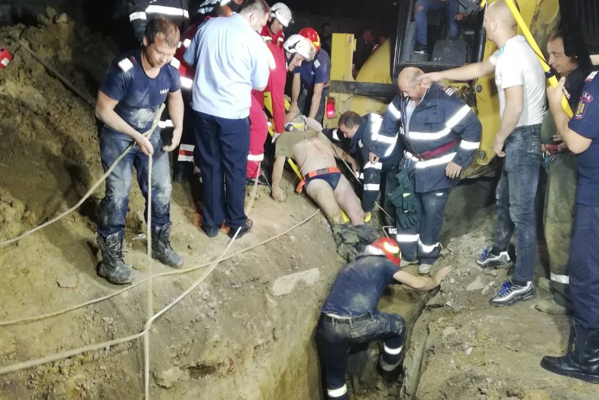 Arad: VIDEO Noi imagini inedite cu salvarea bărbatului de sub pământ și numele eroilor-salvatori. Povestea completă a misiunii