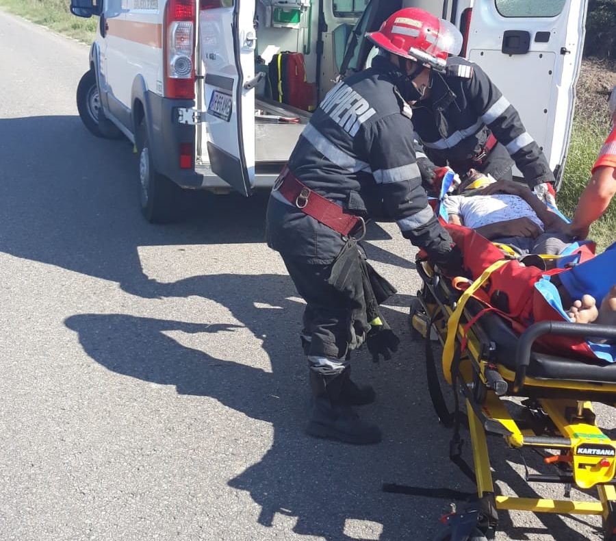 Arad: Bărbat salvat de către pompieri, după s-a răsturnat cu autoturismul și a rămas blocat sub mașină