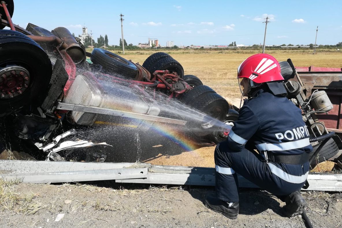 Arad: AUDIO FOTO VIDEO Accident spectaculos, la Arad. Un TIR încărcat cu cereale s-a răsturnat la coborârea de pe autostrada A1. 2 accidente rutiere, în mai puțin de 30 de minute