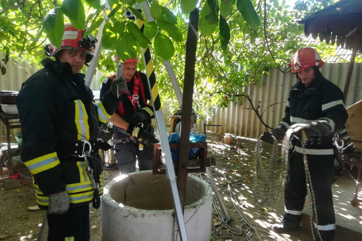Arad: AUDIO O femeie a murit după ce a căzut într-o fântână adâncă de circa 17 metri. Au intervenit imediat pompierii