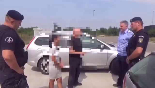 Arad: VIDEO Fetiță de 14 ani, "uitată" într-o stație de autocarul care o transporta, salvată de către jandarmii din Arad