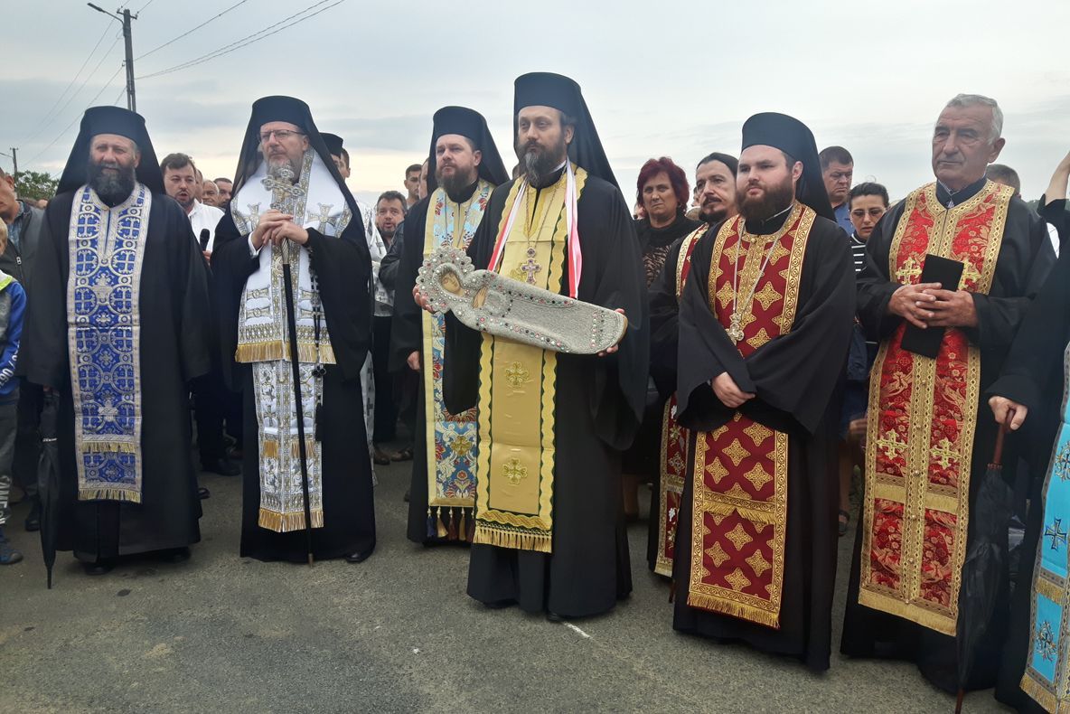ARAD AUDIO FOTO VIDEO Procesiunea specială Drumul Crucii, oficiată de Adormirea Maicii Domnului, în cea mai veche mănăstire cu viață monahală neîntreruptă din România. Episcopul Vicar Emilian Crișanul: "cu toate că pare un paradox, are o semnificație apar