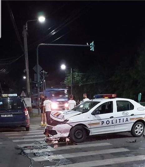 Arad: Accident între un taximetru și mașina Poliției Arad. O polițistă și un suspect au ajuns la spital